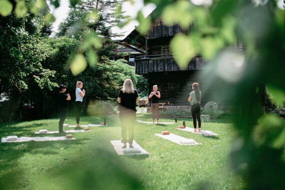 Yoga im Garten in Altenmarkt, Ferienwohnungen Eckart